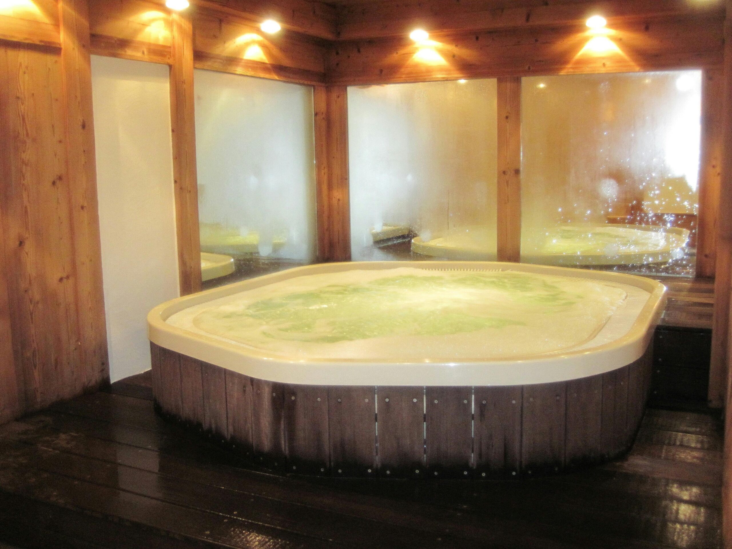 hot tub seating and size